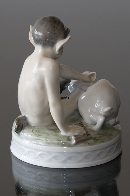 Faun med kanin,Royal Copenhagen figur nr. 439