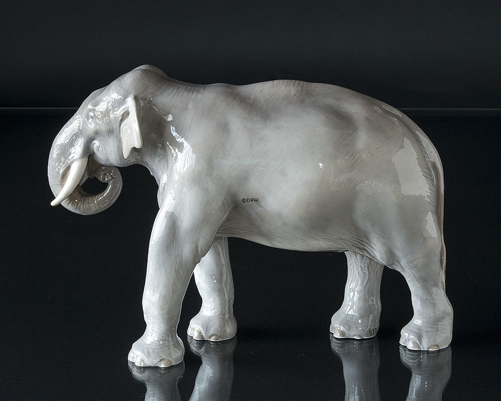 Stående elefant, STOR Royal Copenhagen figur nr. 447 (1894-1922)
