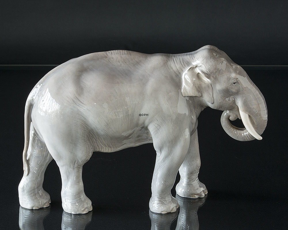 Stående elefant, STOR Royal Copenhagen figur nr. 447 (1894-1922)