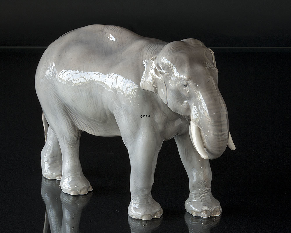 Stående elefant, STOR Royal Copenhagen figur nr. 447 (1894-1922)