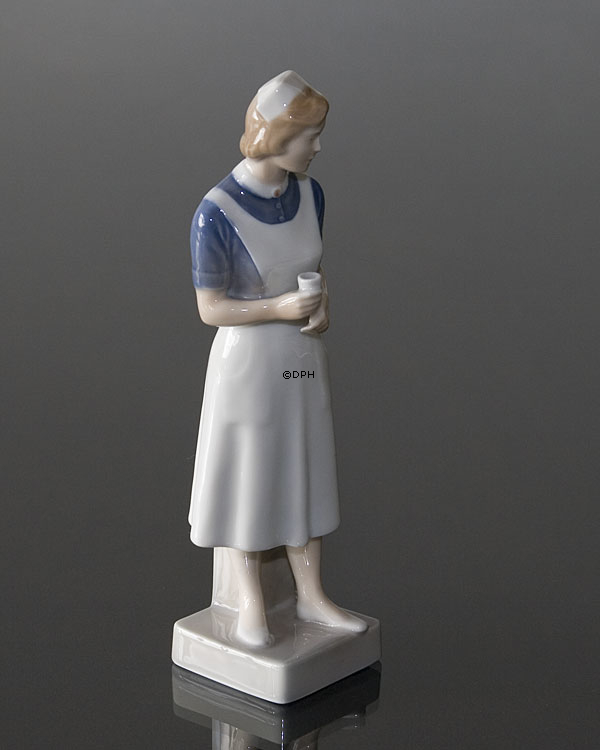 Sygeplejerske, Royal Copenhagen figur nr. 156 eller 4507