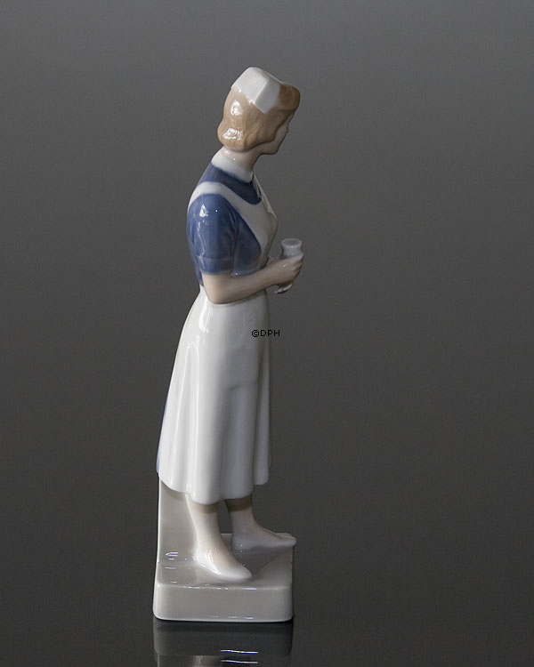 Sygeplejerske, Royal Copenhagen figur nr. 156 eller 4507