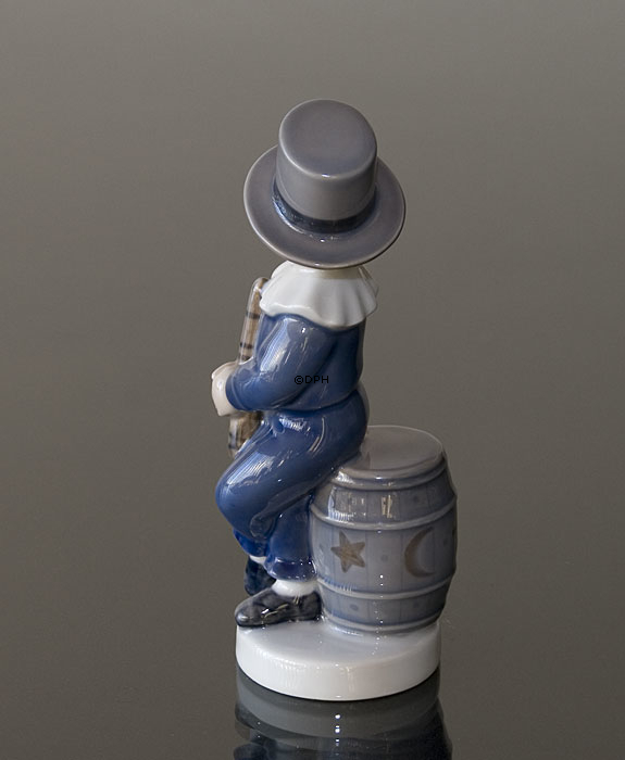 Dreng, Februar, Royal Copenhagen månedsfigur nr. 4524