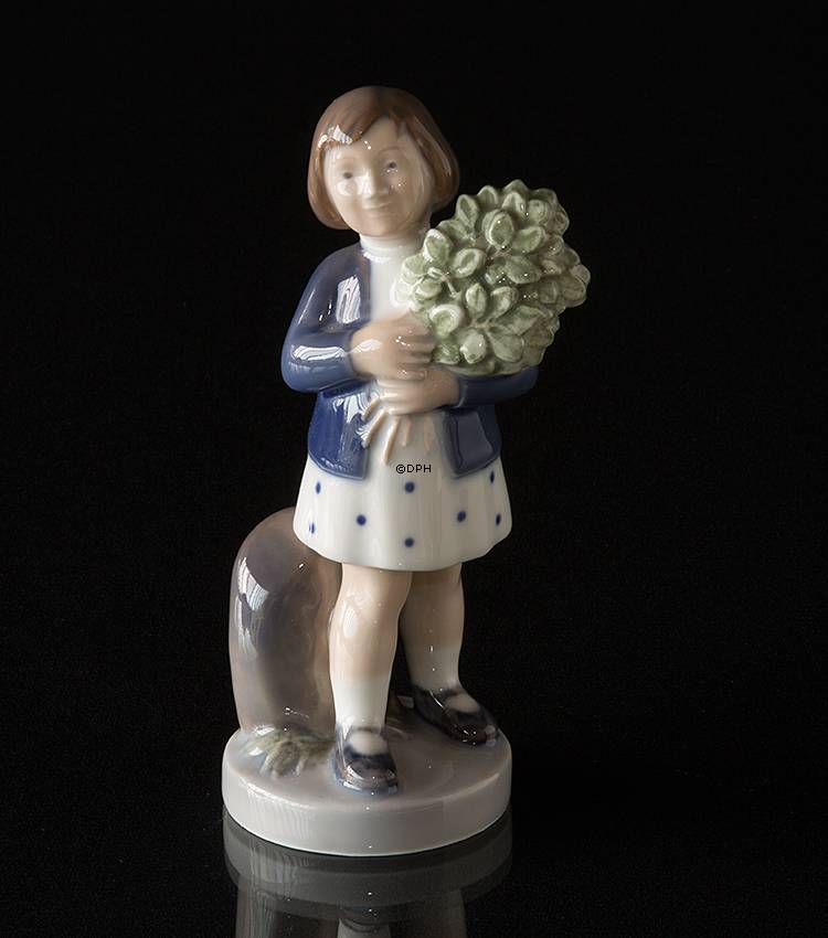 Pige med blomsterbuket, Maj, Royal Copenhagen månedsfigur nr. 4527