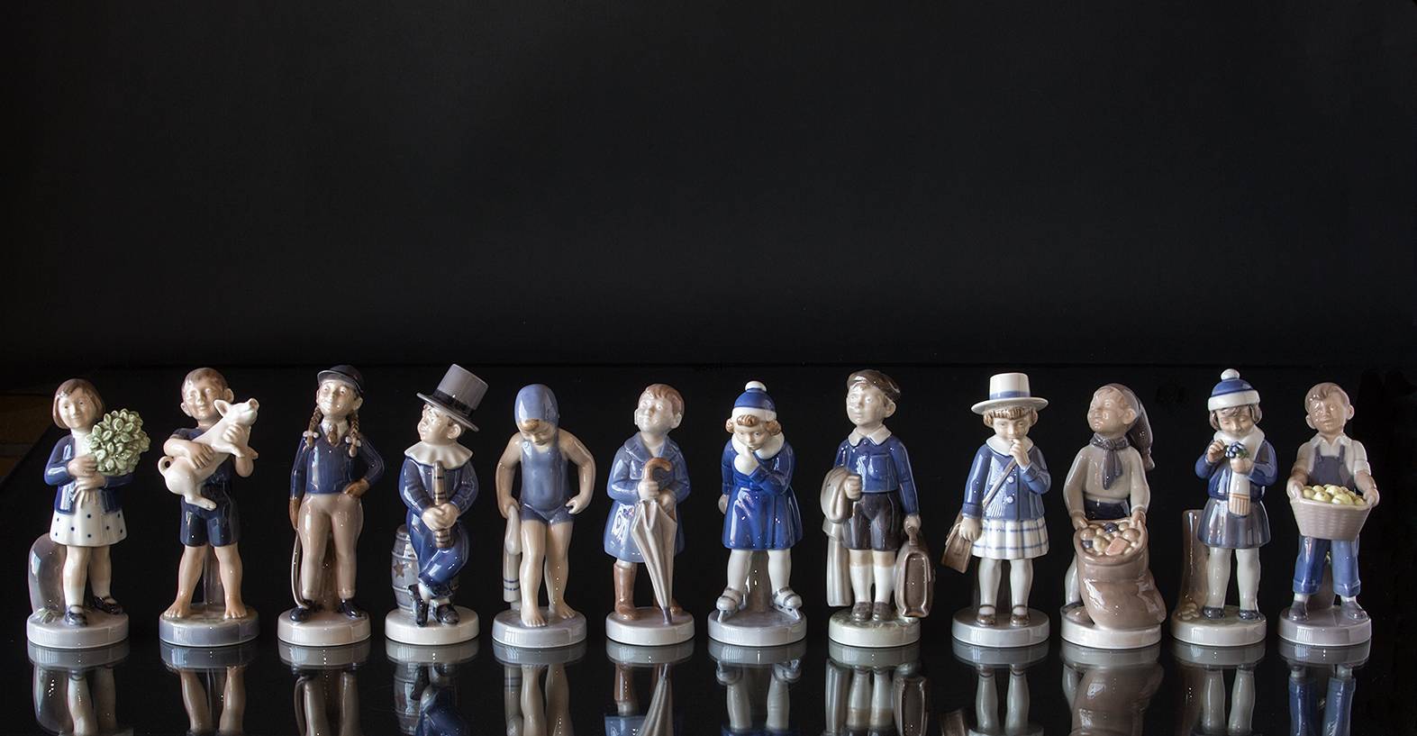 Pige med blomsterbuket, Maj, Royal Copenhagen månedsfigur nr. 4527