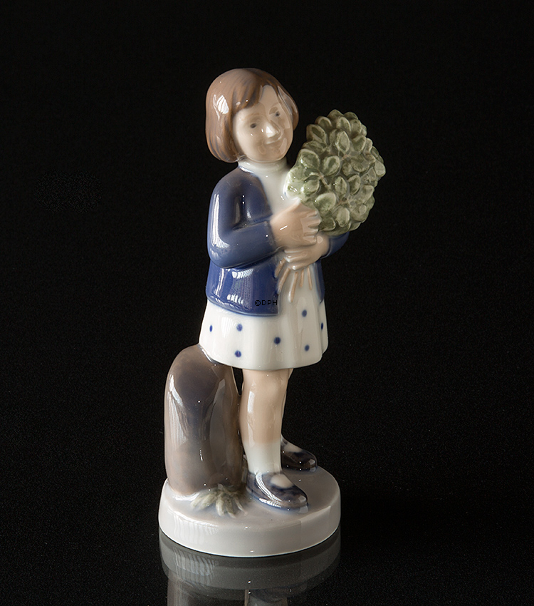 Pige med blomsterbuket, Maj, Royal Copenhagen månedsfigur nr. 4527