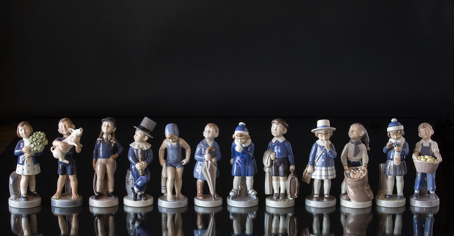 Dreng, Juni, Royal Copenhagen månedsfigur nr. 4528