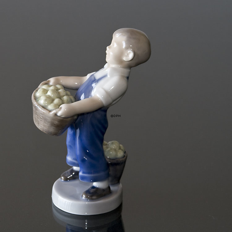 Dreng med æbler, Oktober, Royal Copenhagen månedsfigur nr. 4532