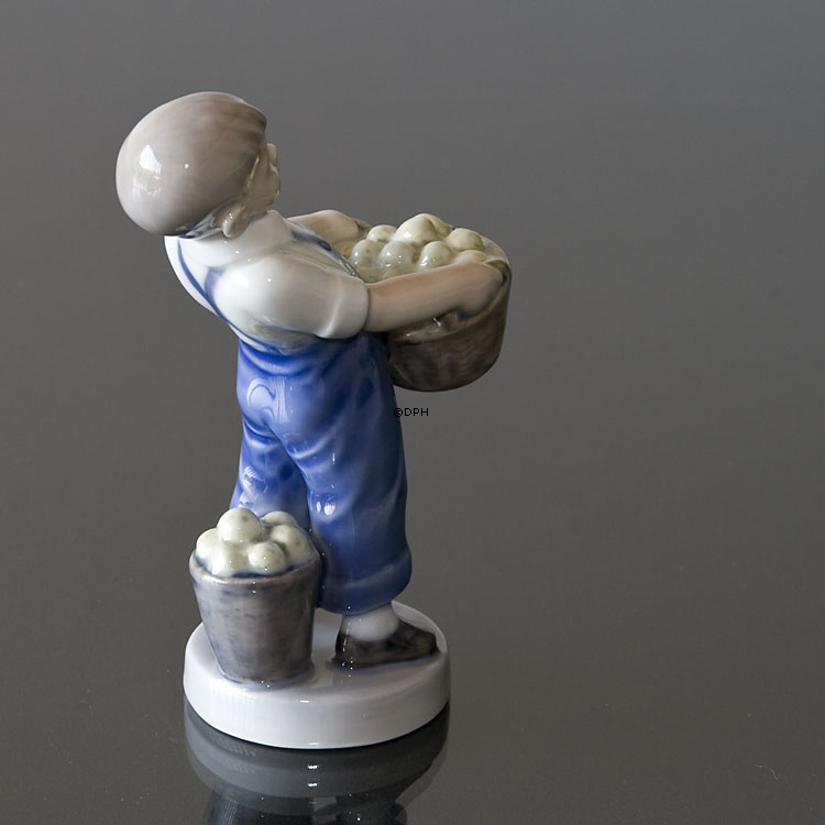 Dreng med æbler, Oktober, Royal Copenhagen månedsfigur nr. 4532