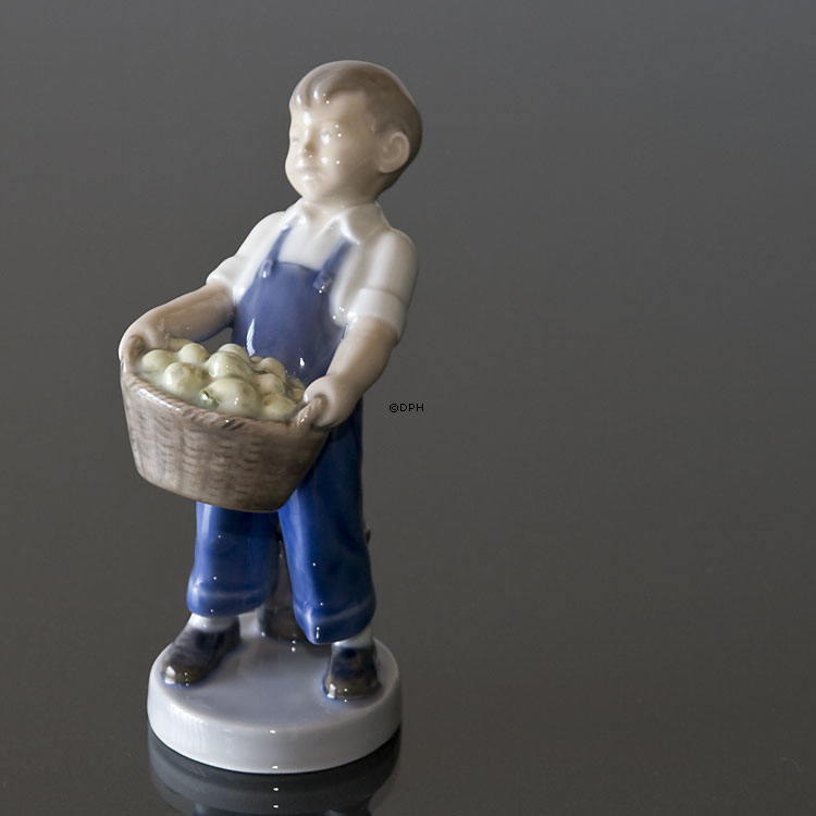 Dreng med æbler, Oktober, Royal Copenhagen månedsfigur nr. 4532