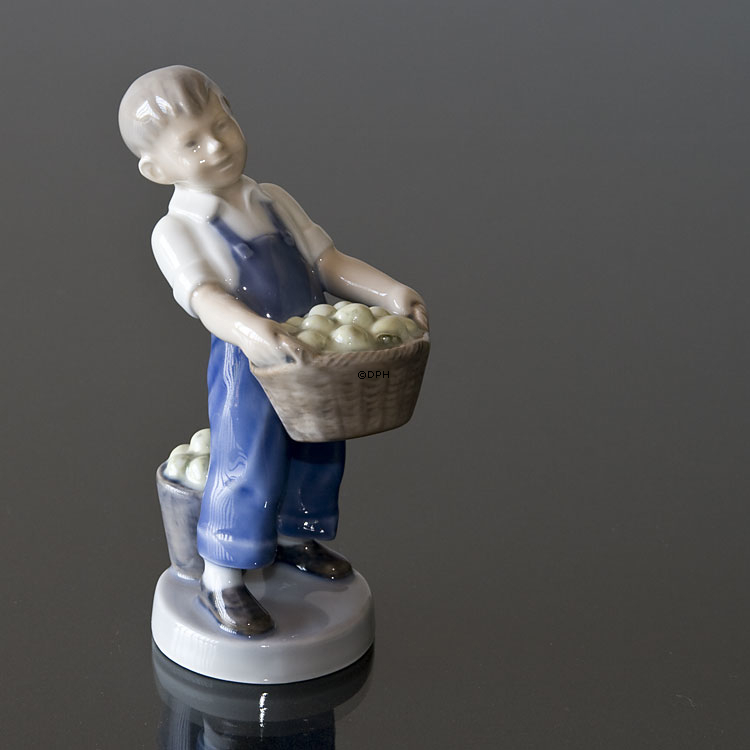 Dreng med æbler, Oktober, Royal Copenhagen månedsfigur nr. 4532