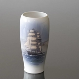 Vase mit dem Ausbildungsschiff Georg Stage, Royal Copenhagen Nr. 4570