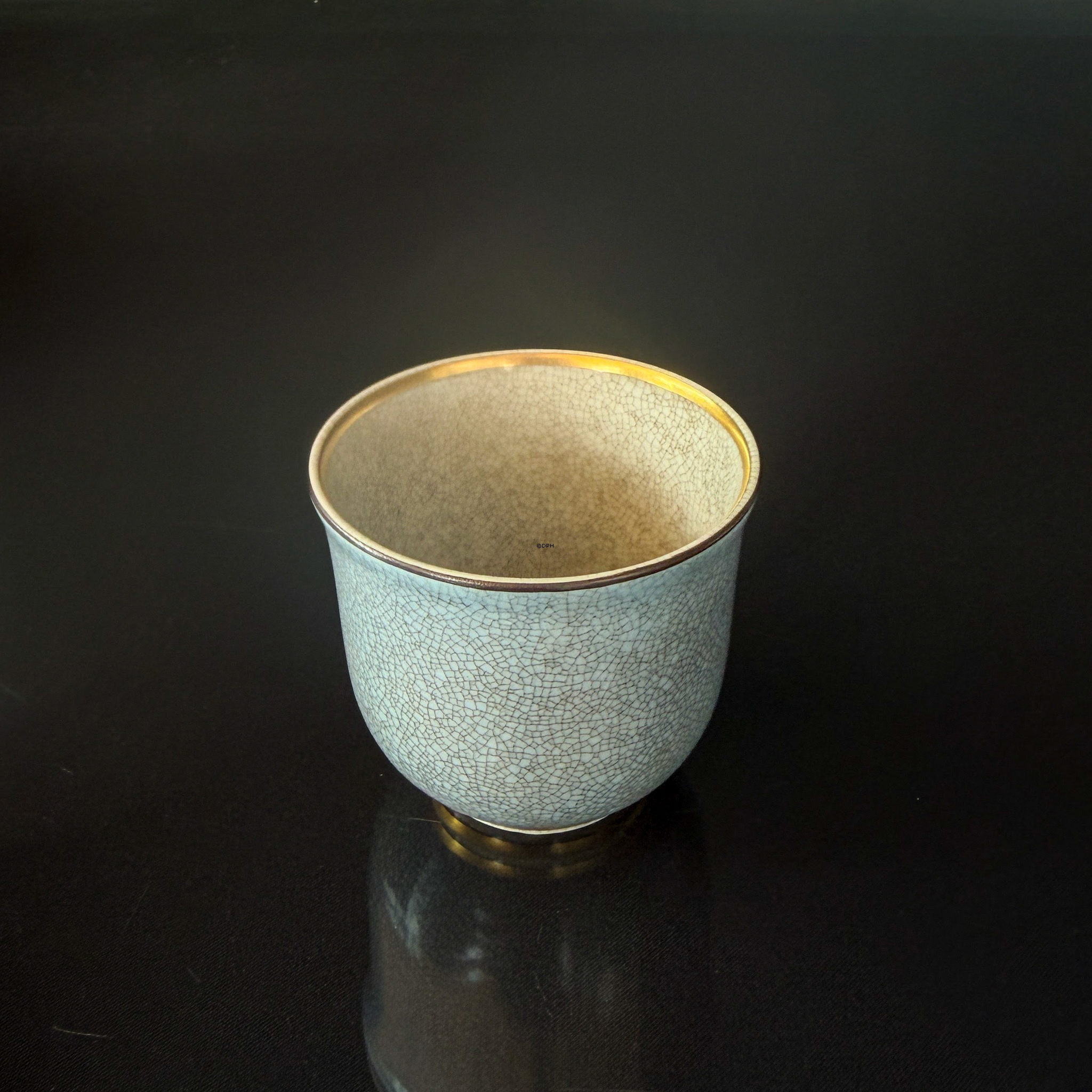 Grå bæger eller kop krakeleret, Royal Copenhagen nr. 458-4020