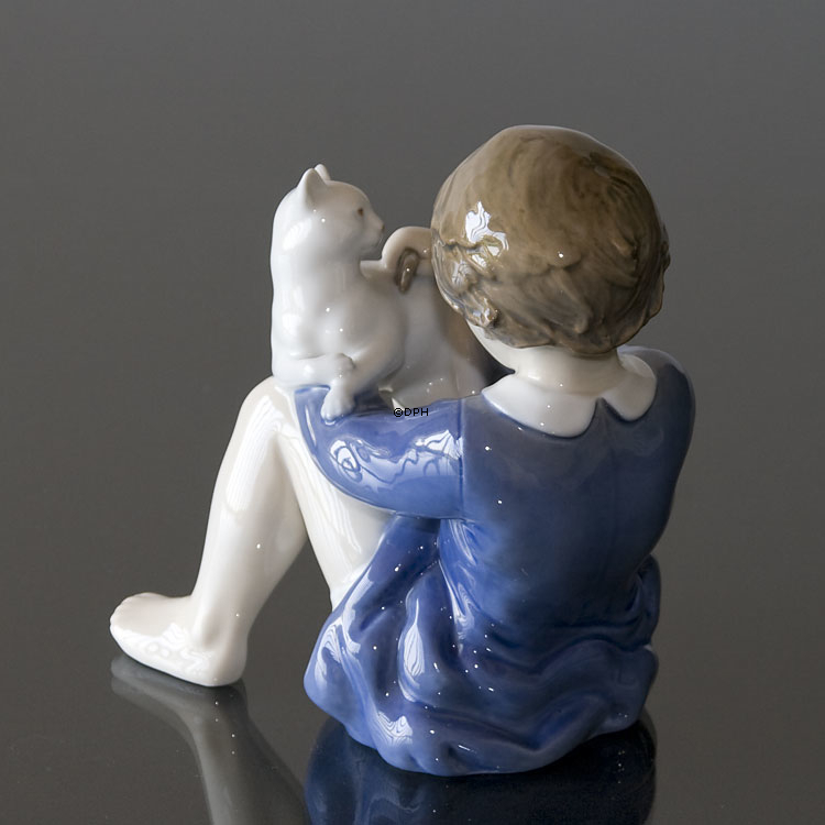 Pige med Kat, Royal Copenhagen figur nr. 4631