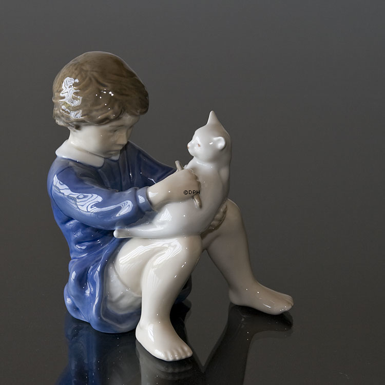 Pige med Kat, Royal Copenhagen figur nr. 4631