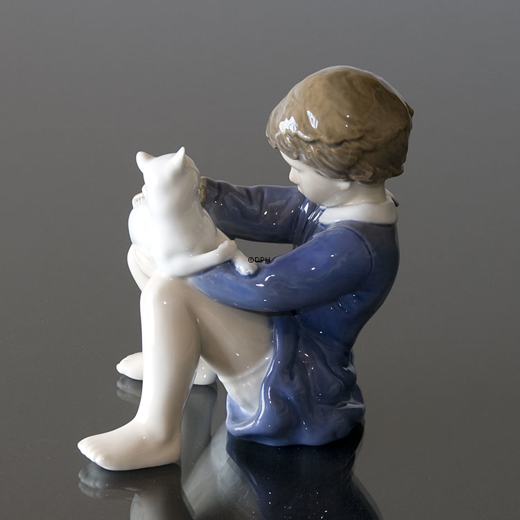 Pige med Kat, Royal Copenhagen figur nr. 4631