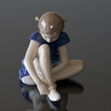 Mädchen mit Schuh, Royal Copenhagen Figur Nr. 4642
