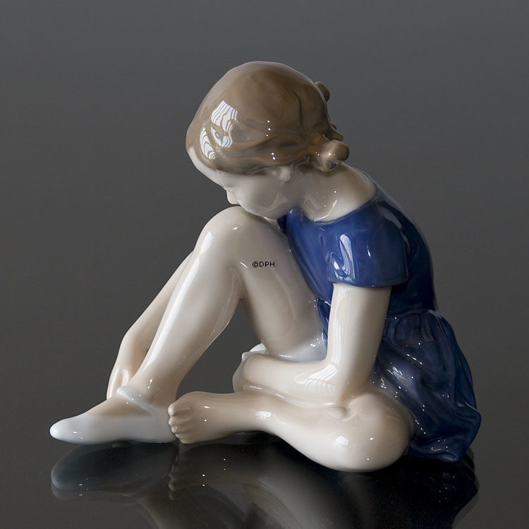 Pige med sko, Royal Copenhagen figur nr. 4642