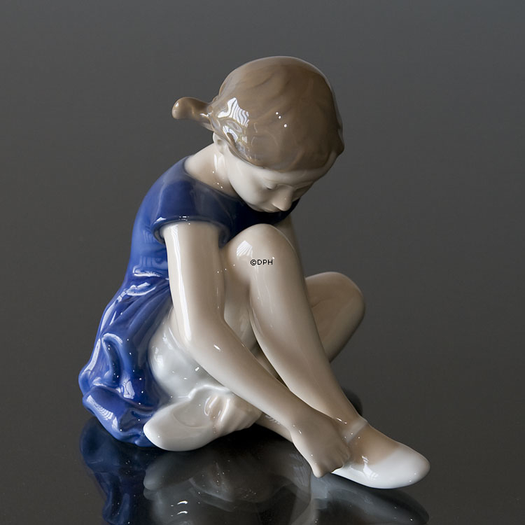 Pige med sko, Royal Copenhagen figur nr. 4642