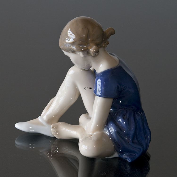 Pige med sko, Royal Copenhagen figur nr. 4642