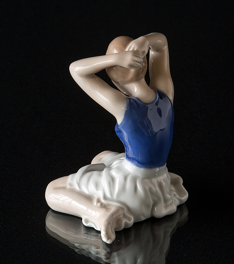 Pige sætter hår, Royal Copenhagen figur nr. 4648