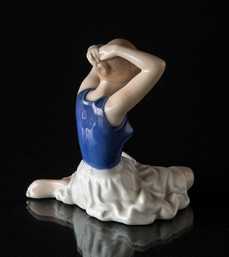 Pige sætter hår, Royal Copenhagen figur nr. 4648