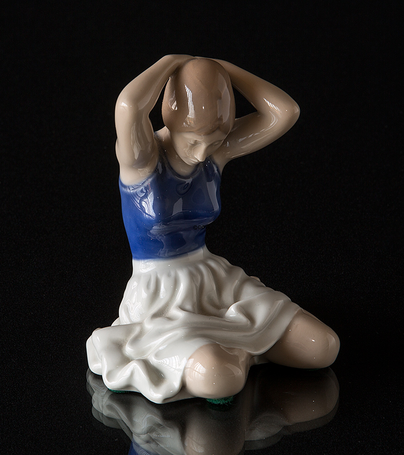 Pige sætter hår, Royal Copenhagen figur nr. 4648