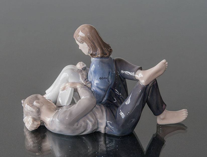 Ungt par, Royal Copenhagen figur nr. 4649