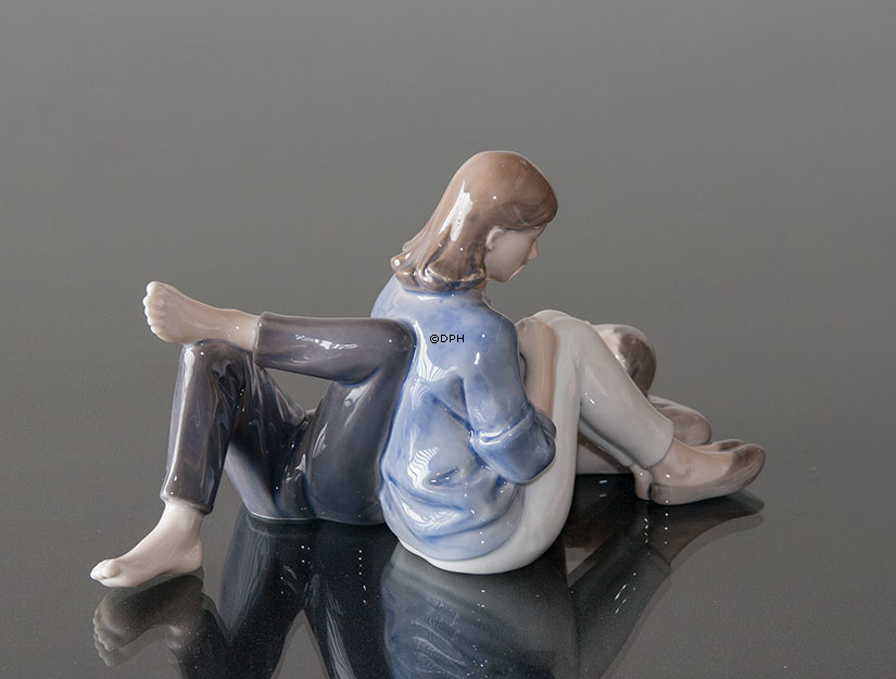 Ungt par, Royal Copenhagen figur nr. 4649