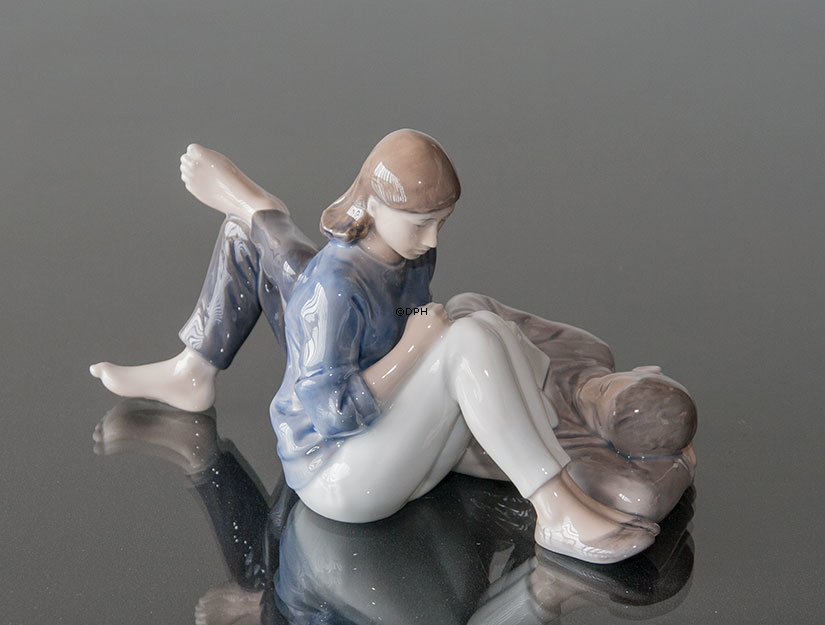 Ungt par, Royal Copenhagen figur nr. 4649