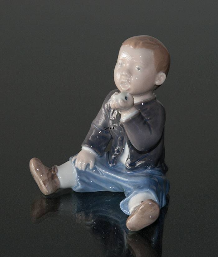 Dreng med æbler, Royal Copenhagen figur nr. 4680