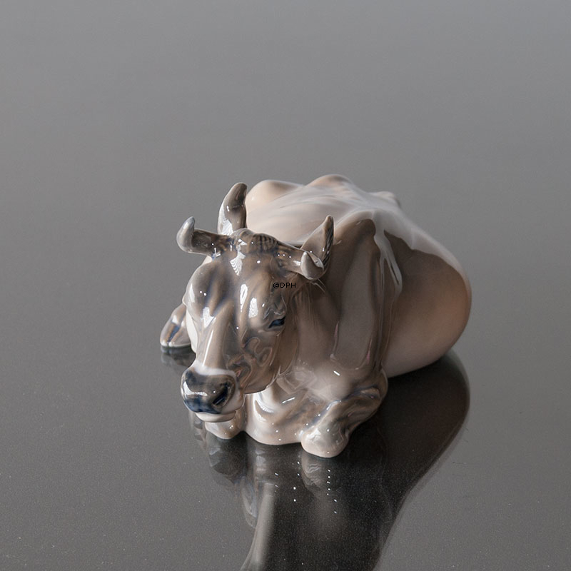 Liggende Jersey ko, Royal Copenhagen figur nr. 4683