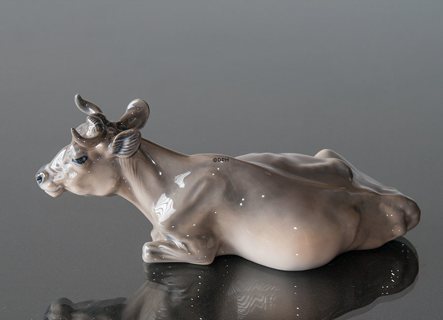 Liggende Jersey ko, Royal Copenhagen figur nr. 4683