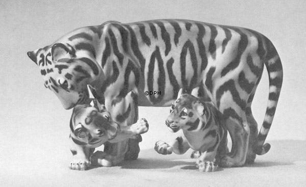 Tiger med unger, Royal Copenhagen figur nr. 4687