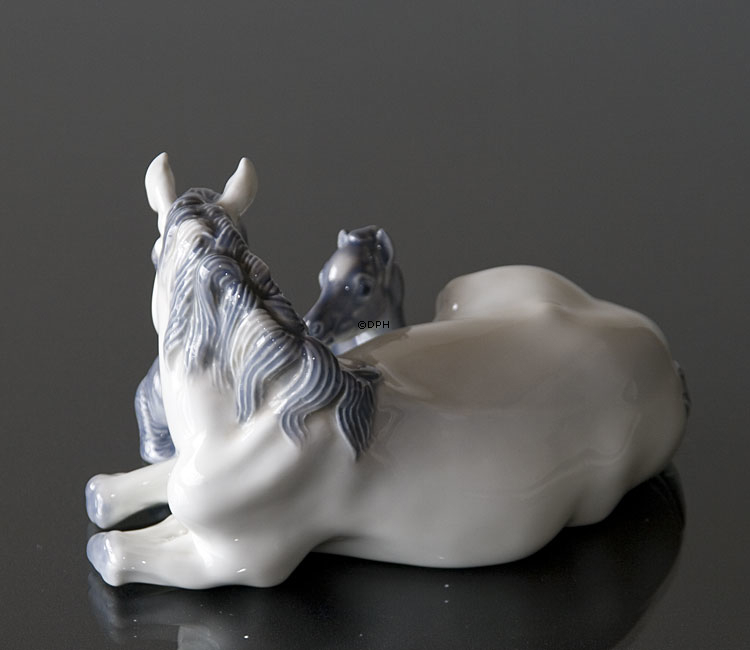 Hest med Føl, Royal Copenhagen figur nr. 4698