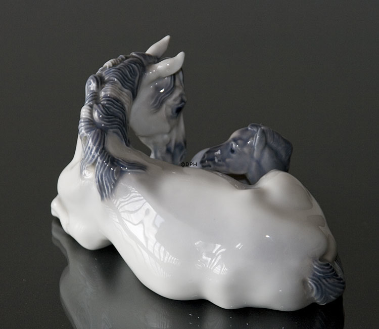 Hest med Føl, Royal Copenhagen figur nr. 4698