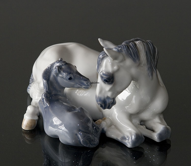 Hest med Føl, Royal Copenhagen figur nr. 4698