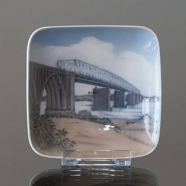 Skål med Den Gamle Lillebæltsbro, Royal Copenhagen nr. 4699