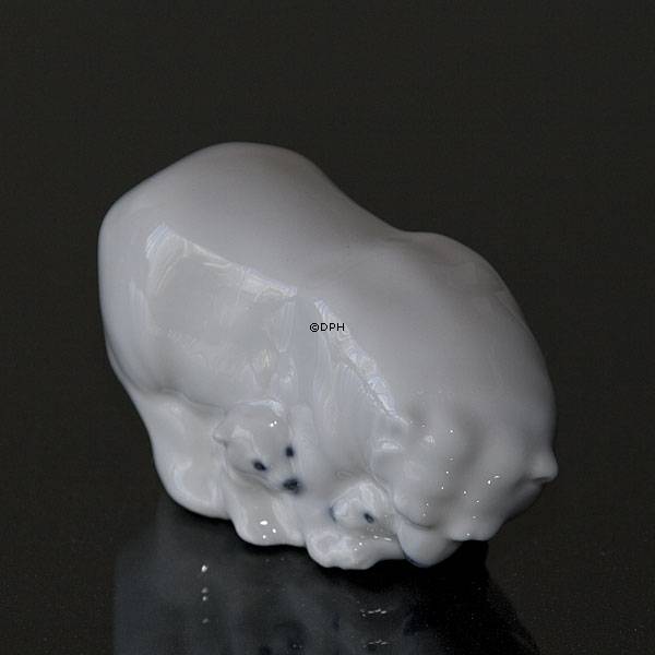 Lille Isbjørn med unger, Royal Copenhagen figur nr. 4780