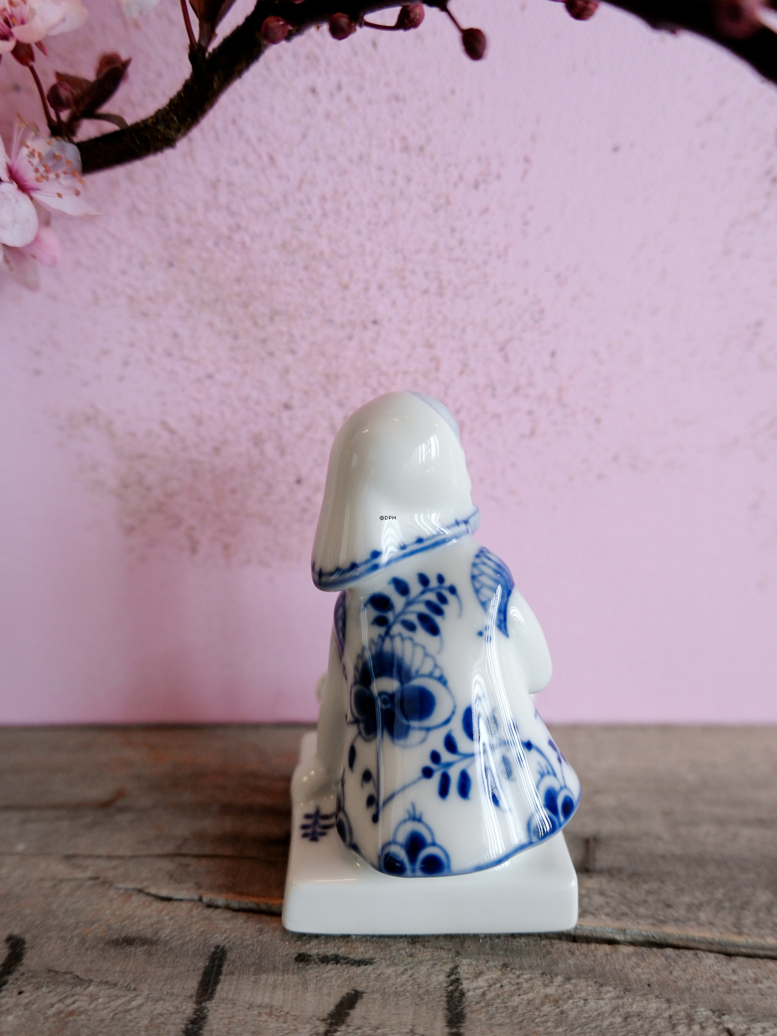 Siddende pige, Musselmalet Royal Copenhagen figur nr. 4793