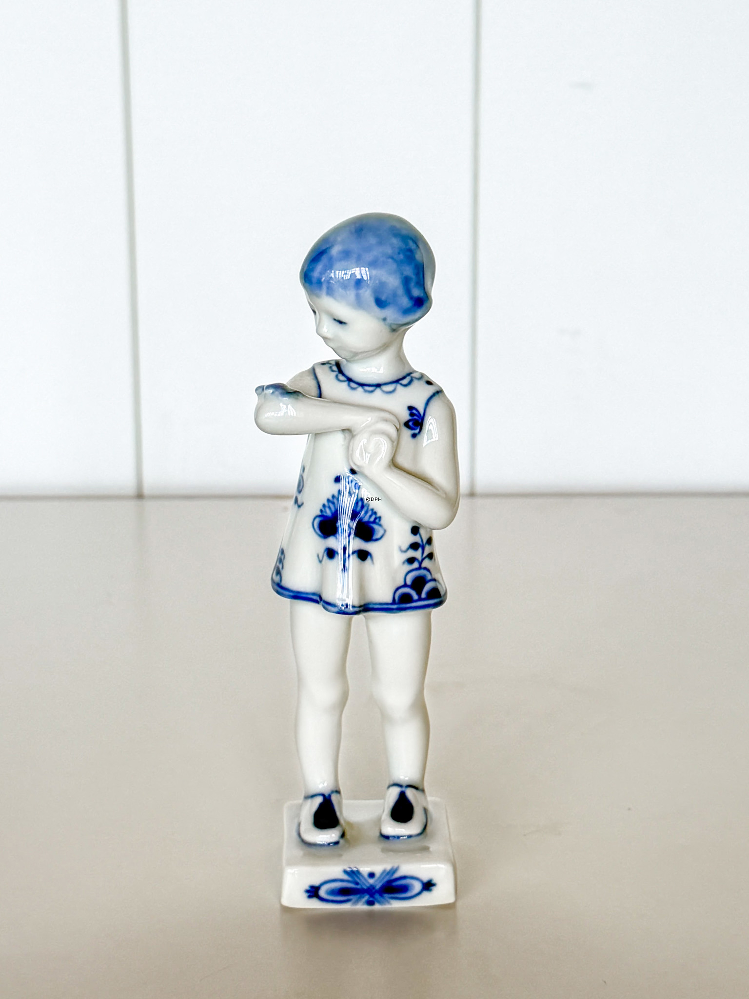Pige med sommerfugl, Musselmalet Royal Copenhagen figur nr. 4795