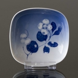 Skål med gren med bær, hvid med blåt motiv, Royal Copenhagen skål nr. 4830
