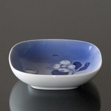 Skål med gren med bær, hvid med blåt motiv, Royal Copenhagen skål nr. 4830
