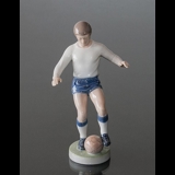 Fußballspieler, Junge macht Tricks mit dem Ball, Royal Copenhagen Figur Nr. 4989