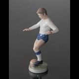 Fußballspieler, Junge macht Tricks mit dem Ball, Royal Copenhagen Figur Nr. 4989