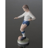 Fußballspieler, Junge macht Tricks mit dem Ball, Royal Copenhagen Figur Nr. 4989