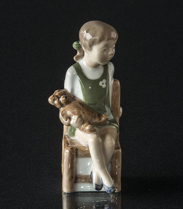 Pige med bamse, Royal Copenhagen figur nr. 5195