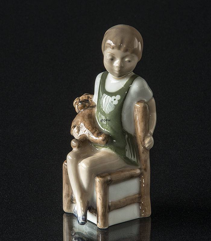 Pige med bamse, Royal Copenhagen figur nr. 5195