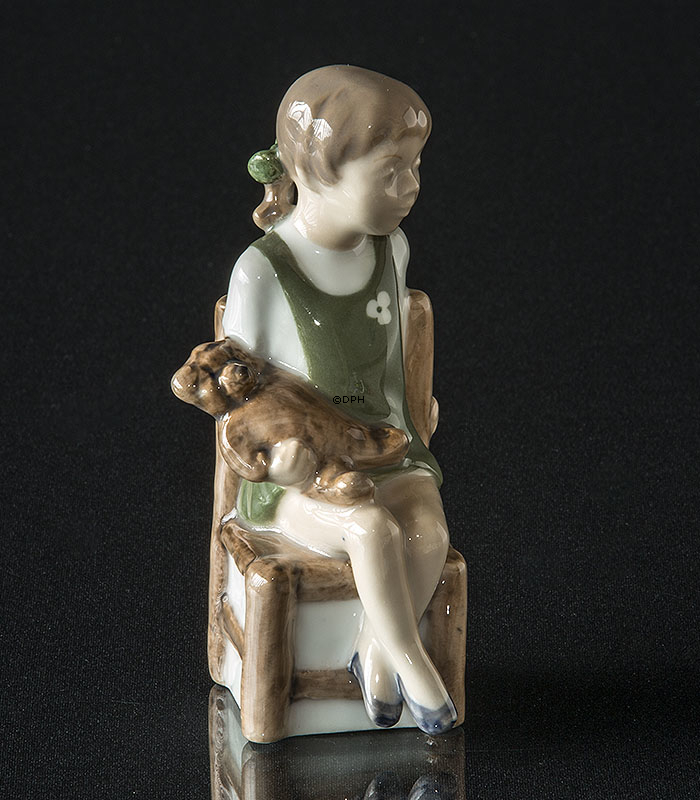Pige med bamse, Royal Copenhagen figur nr. 5195