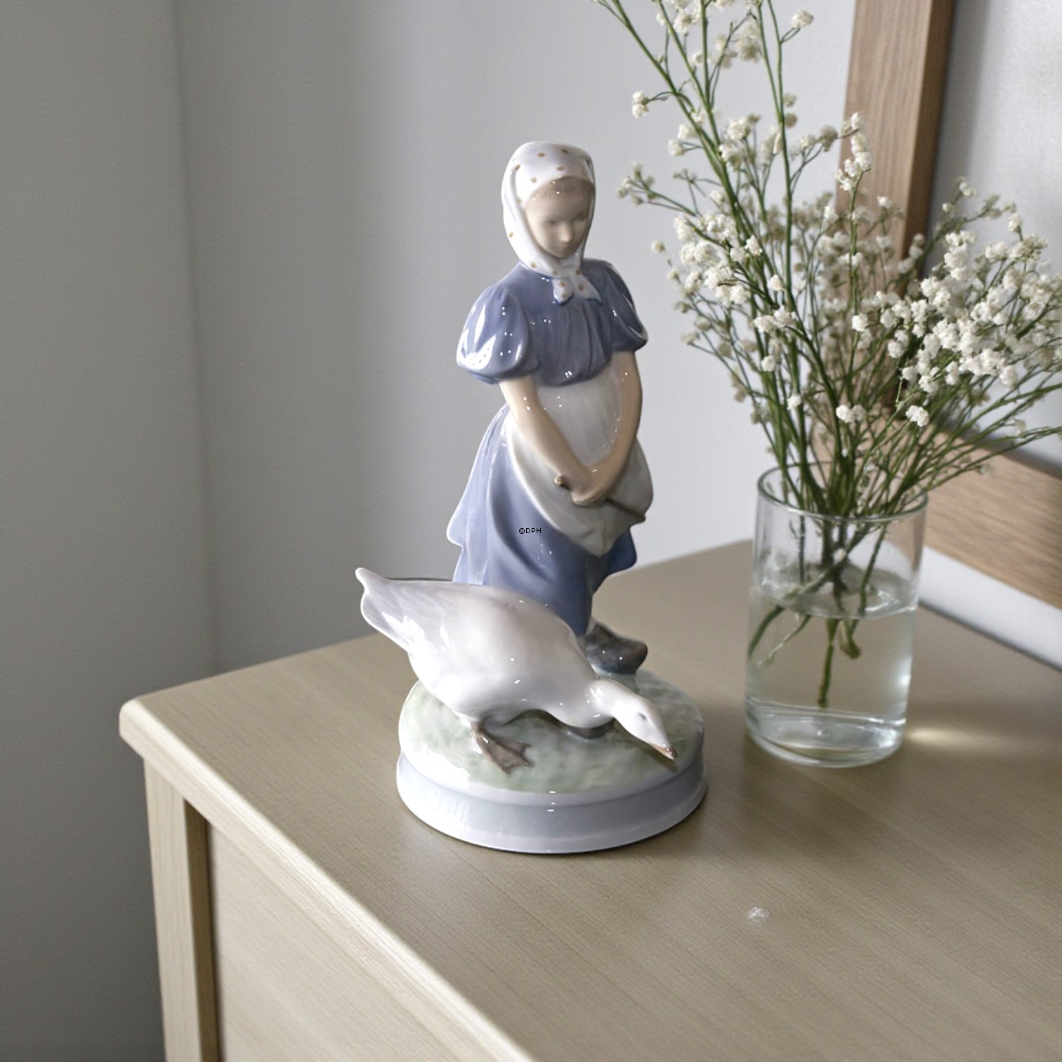 Stor Gåsepige, Royal Copenhagen figur nr. 527